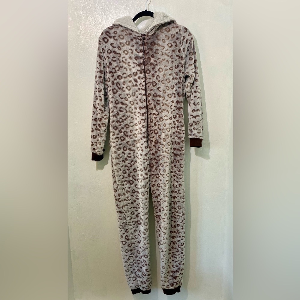 Peaches & Dreams adorable adult one piece with hood and 2 pockets.Size M.